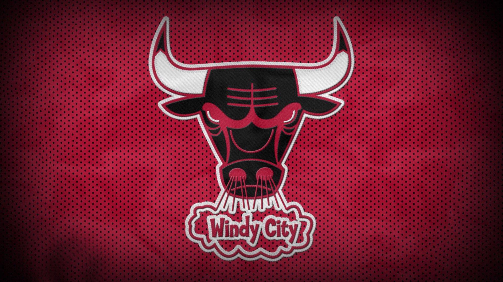 经典传承！尼克斯社媒重温尤因指导霍华德瞬间，传奇中锋精神永不落幕